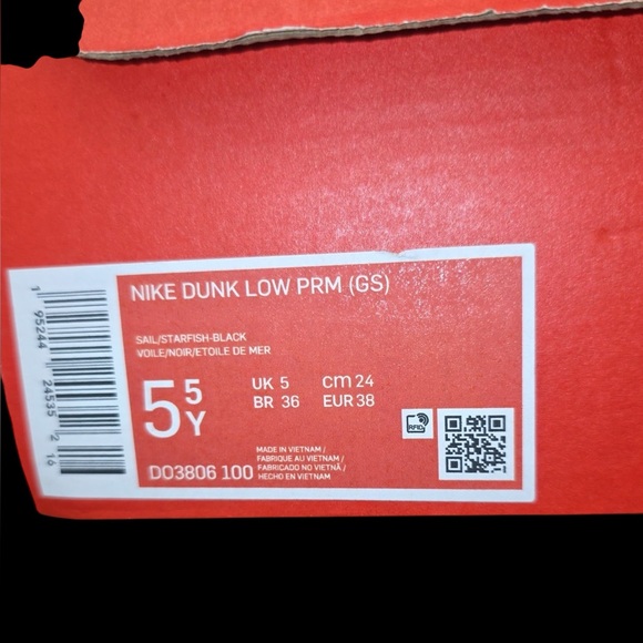 Nike Dunk Low PRM in Black and Starfish - Picture 3 of 7